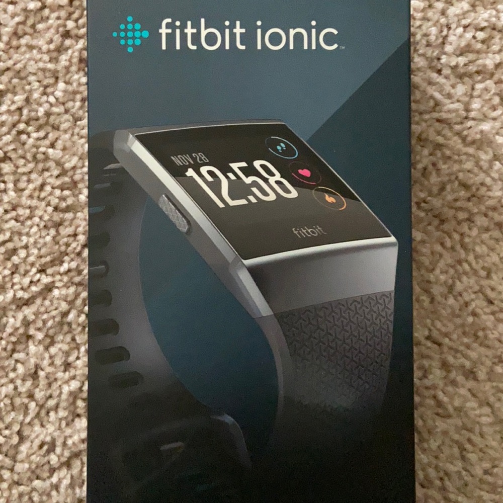 Fitbit ionic. LIKE NEW, WITH ORIGINAL BOX.